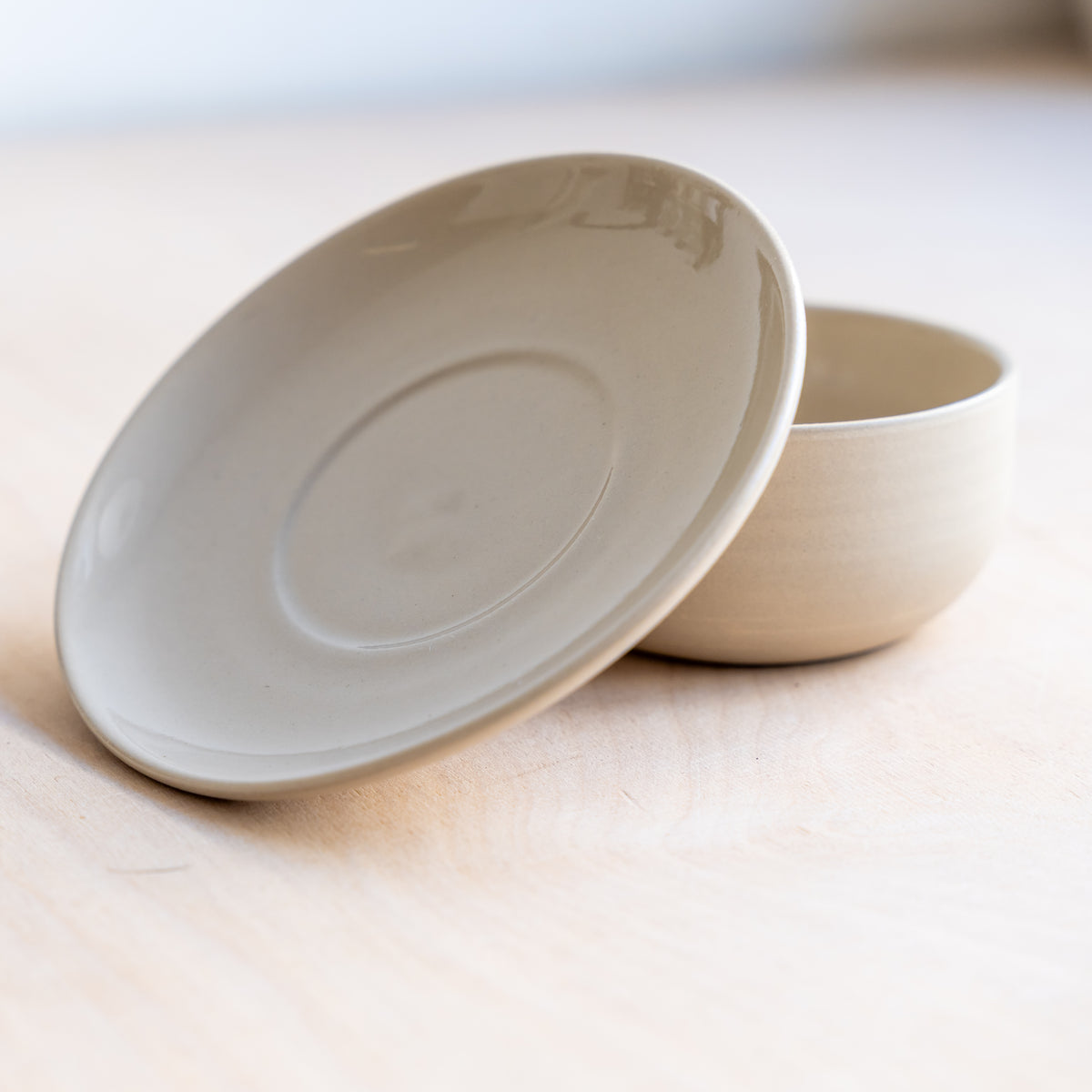 UKEZARA Unterteller beige - glasierte Oberseite mit Mulde für die Tasse