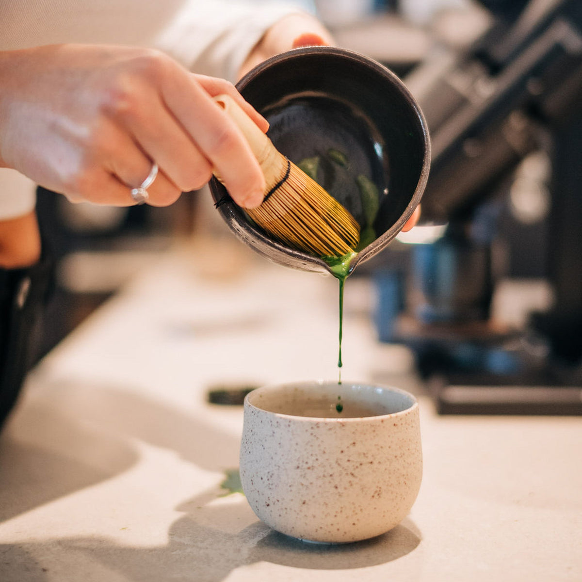 OCHA mit Spots | handgemachte Teetasse (Matcha)   - Mura Mura Ceramics